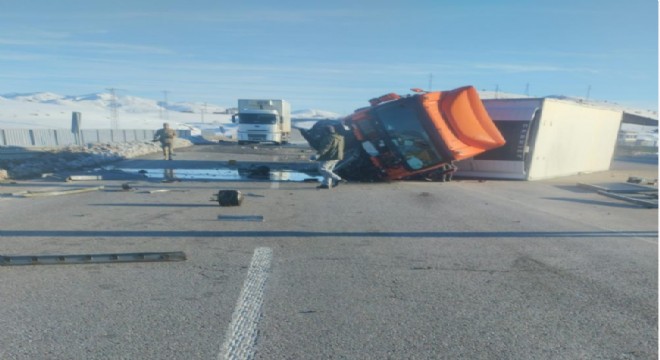 Bingöl'de tır devrildi: 1 yaralı