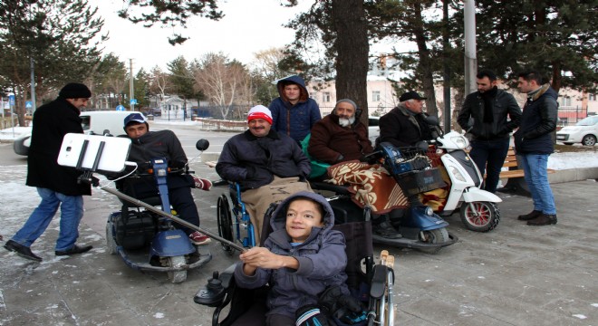 Engelliler günü anısına özçekim yaptılar