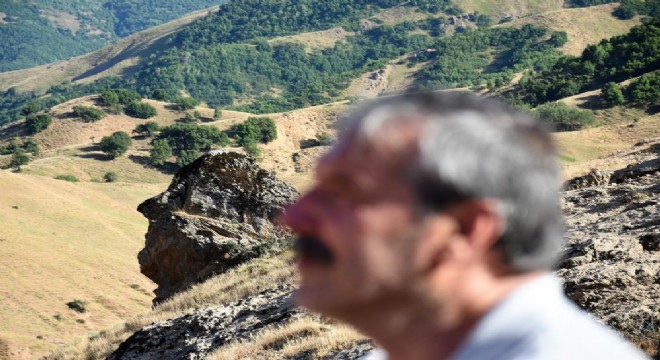 'Ovaya Bakan Adam' kaya taşı ilgi odağı