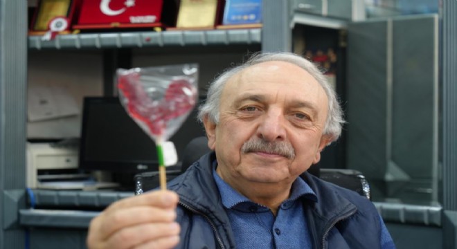 10 yıldır Ramazan'da iftarlık horoz şekeri dağıtıyor