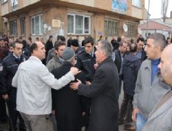Şüpheli şahsın arkadaşları polise saldırdı
