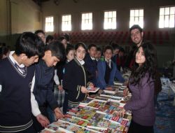 Kumbarasını dolduran fuara koştu