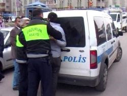 Polise mukavemetten 4 gözaltı