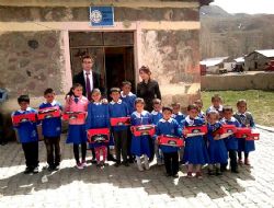 Fedakar öğretmen yardım sağladı