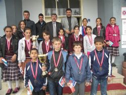 İşleyen başarılı atletleri ödüllendirdi