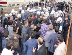 Polis kordonu altında toplantı