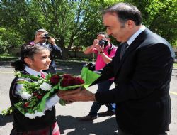Öğrencilerin coşkusunu paylaştı