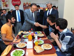 Vali öğrencilerin gönlünü kazandı