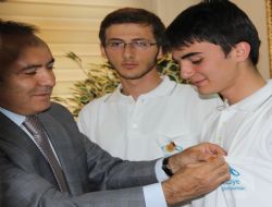 Altıparmak Koçak ve Uçar'ı ödüllendirdi