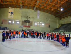 Kayakçılara buz pateni dersi