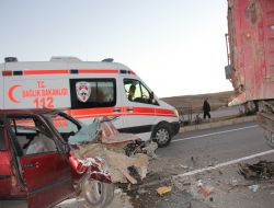 Otomobil TIR'ın altına girdi: 5 yaralı