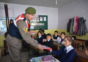 Jandarma öğrencileri sevindirdi