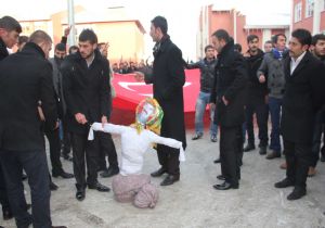 Öğrenciler öcalan, maketini yaktı 