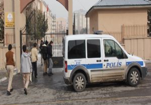 Okul önünde bekleyen 37 kişiye ceza