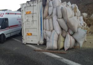 Freni boşalan kamyon devrildi: 3 yaralı