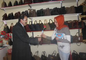 Kadınlar Gününü karanfille kutladılar