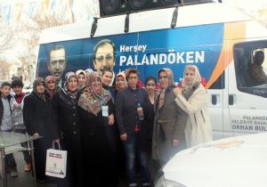Kapı kapı dolaşıp partilerine destek istiyorlar