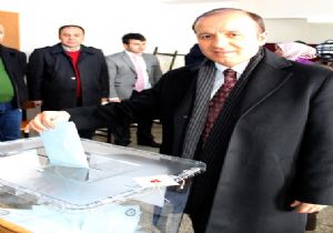 Küçükler Anadolu Lisesi'nde oy kullandı