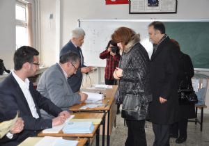 Altıparmak ailesi ile oy kullandı