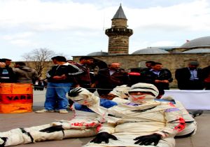 Erzurum'da kimyasal gazlara tiyatrolu tepki