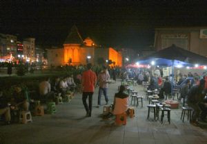 Erzurumlu iftar sonrası semaver başına koşuyor