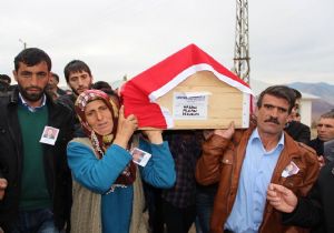 Annesi oğlunun tabutunu gözyaşlarıyla taşıdı