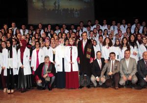 Öğrenciler önlük, akademisyenler cübbe giydi
