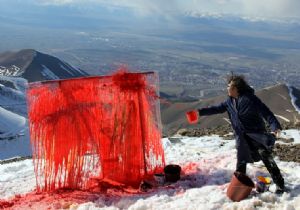 Ejder Tepesi'nde sıra dışı sanat performansı