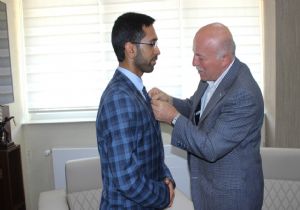 Sekmen, Hafız Pilgir'i ödüllendirdi