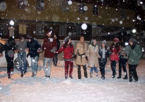 Üniversitelilerden kar coşkusu