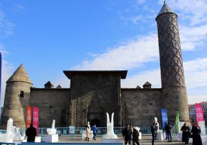 Buz heykeller ilgi odağı oldu