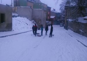 Kar tatilinde kızak keyfi