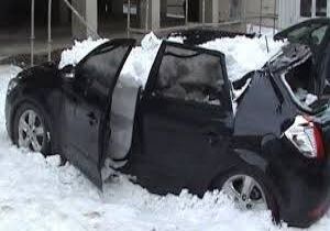 Kar düştü, otomobil hurdaya döndü