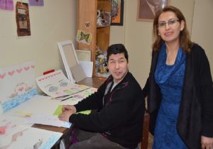 Görme Engelli ressam Çifte Minereleri çizdi