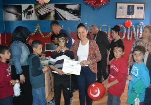 Özdemir çocukların sevincini paylaştı