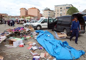 Oltu'da fırtına çatıları uçurdu