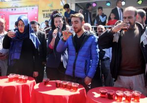 Dadaşlar çay içmede yarıştı