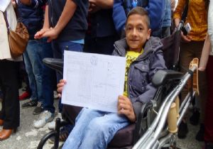 Afgan öğrencinin karne sevinci 