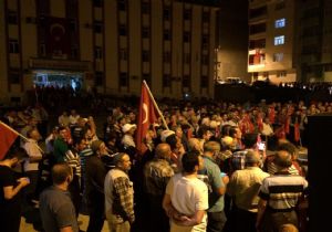 İspir'de 10 bin kişi demokrasi nöbetindeydi 