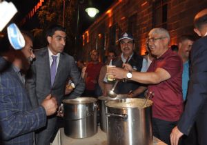 Demokrasi nöbetinde çorbalar Belediyeden