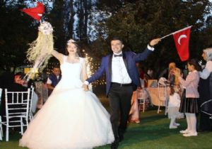 Demokrasi nöbetine düğünlü destek