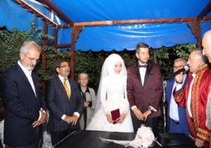 Güllüce nikah şahidi oldu