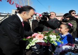 Vali Altıparmak karne dağıttı