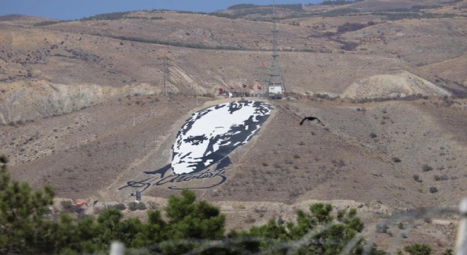 41 yıl önce yapılan dev Atatürk portresi yenilendi
