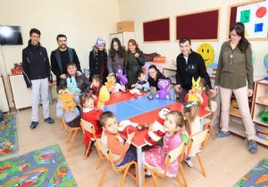 Erzurumlu çocukları sevindirdiler