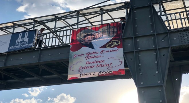 Afişli sürpriz evlenme teklifi