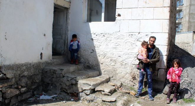 Anneleri ölünce ortada kaldılar