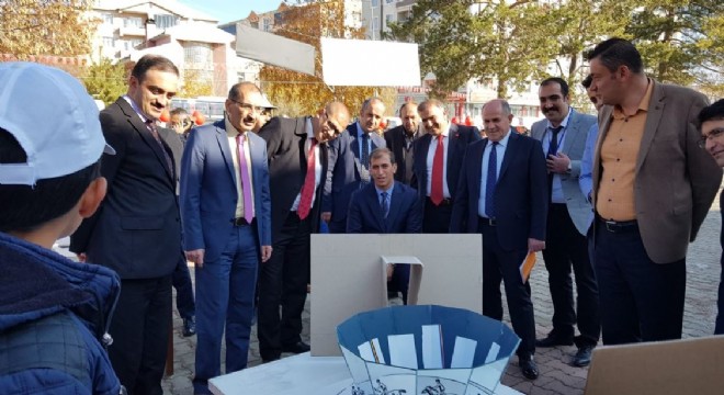 Aşkale'de bilim fuarı açıldı