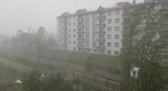 Aşkale'de yağmur hayatı olumsuz etkiledi