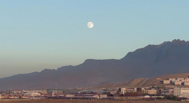 Ay doğarken güneş battı